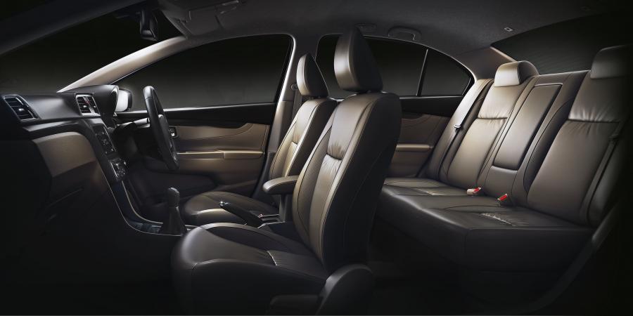Интерьер Maruti-Suzuki Ciaz 2014 года  (фото 7 из 10)